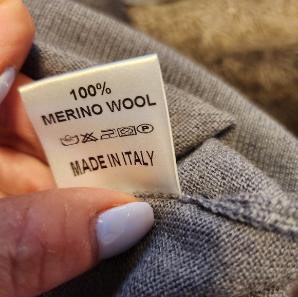 V neck sweater - Picture 3 of 3